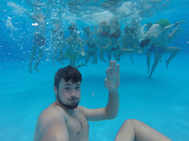 Teilnehmer der Sprachreise Irland Gastfamilie sind zusammen im Pool schwimmen