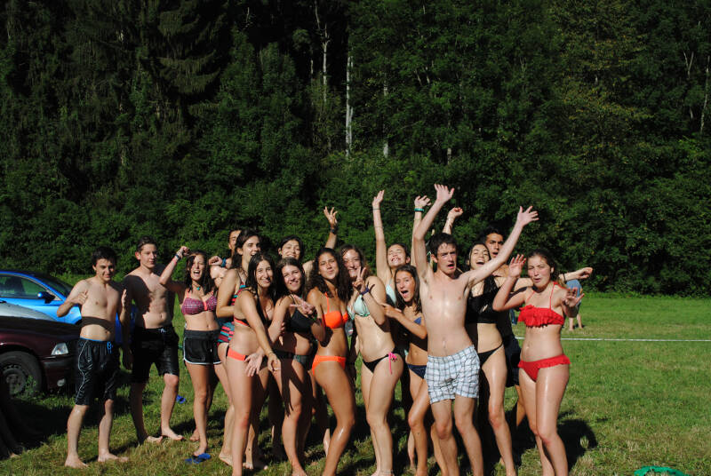Eine Gruppe Jugendliche der Englisch-Camps Baden-Württemberg feiern nach einer Wasserschlacht