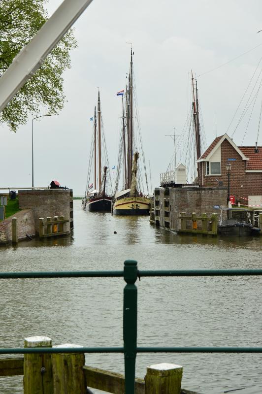 Teilnehmer der Kinder und Jugendfreizeit fahren Boot