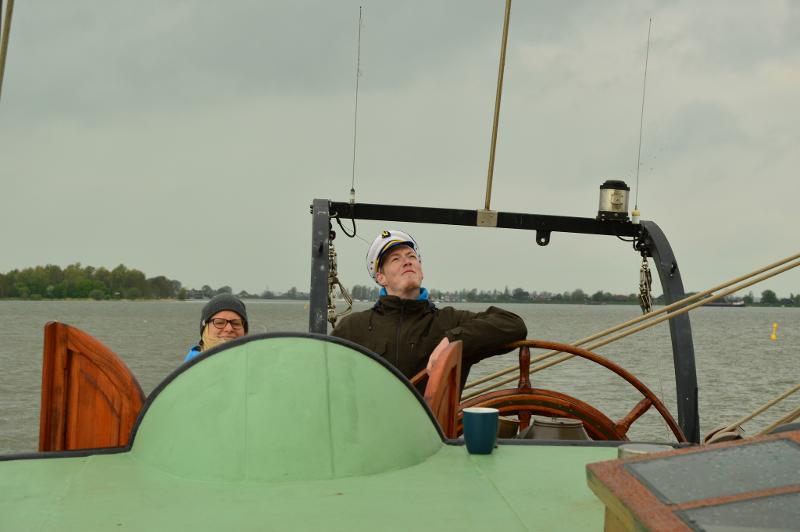 Teilnehmer der Kinder und Jugendfreizeit fahren Motorboot