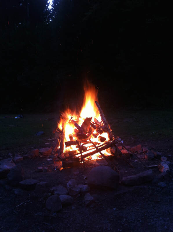 In der Nacht brennt ein Lagerfeuer bei einer Ferienreise