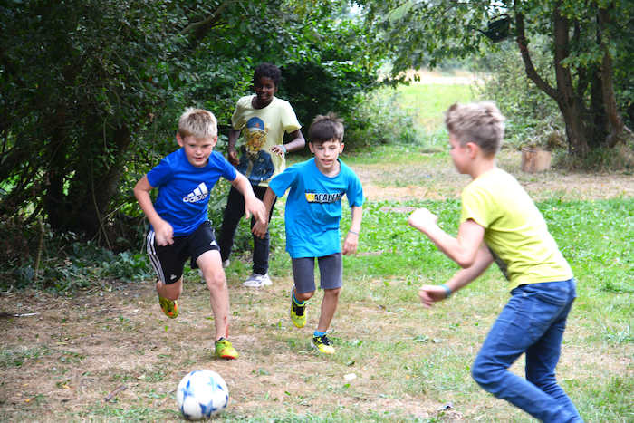 Teilnehmer einer Kinderferienbetreuung Hamburg spielen Fußball