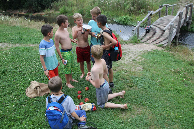 Jungs machen eine Essenspause in der Kinderfreizeit Nürnberg