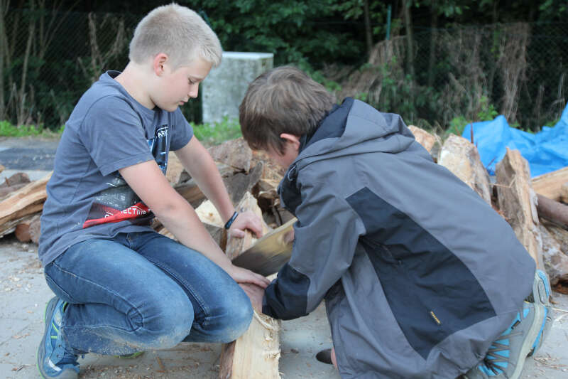 Jungs spielen mit Holz in der Kinderfreizeit Nürnberg