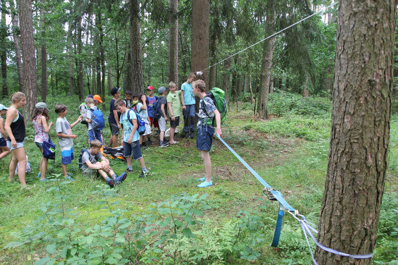 Kinder der Herbstferien Nürnberg üben auf der Slackline