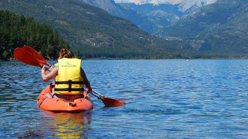 Teilnehmer eines Feriencamps Allgäu fahren Kanu.