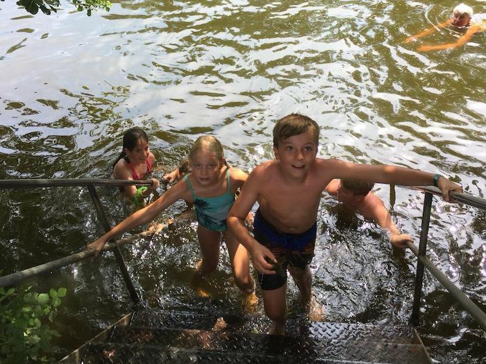 Kids des Ferienlagers ab Leipzig gehen baden