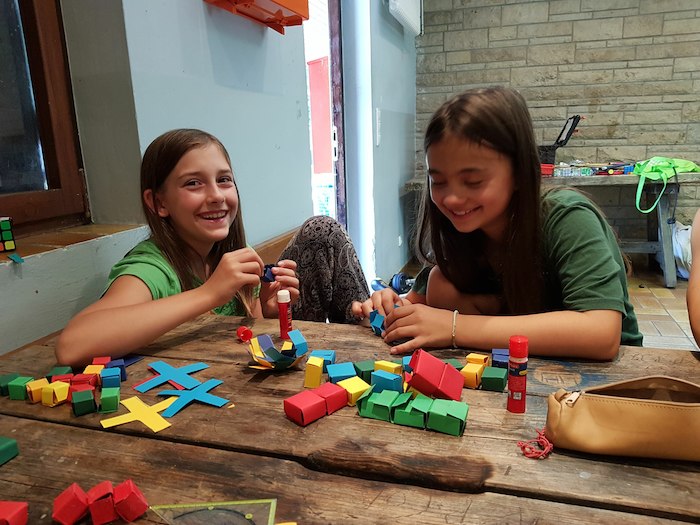Zwei Mädchen aus dem Ferienprogramm München spielen