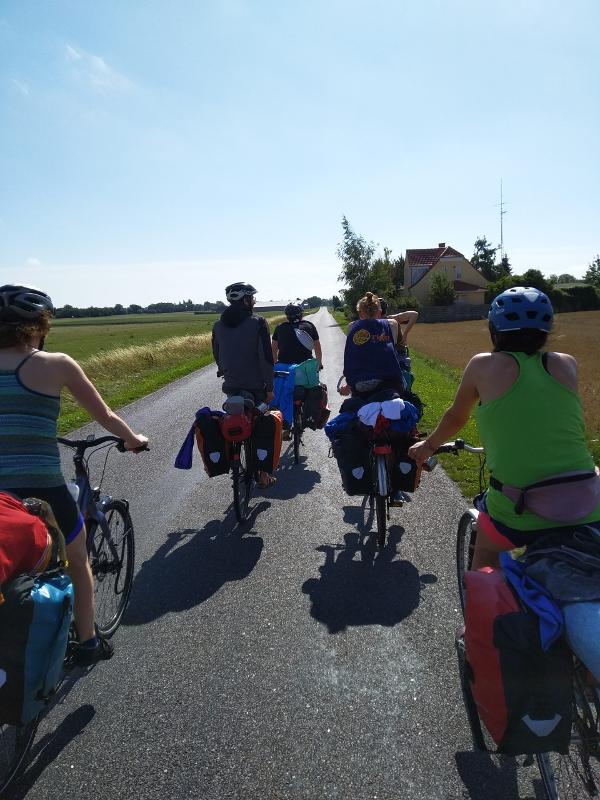 Kinder des Ferienprogramms Potsdam machen eine Fahrradtour