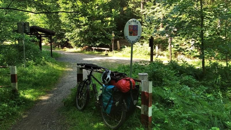 Kinder des Ferienlagers bei Leipzig fahren Fahrrad