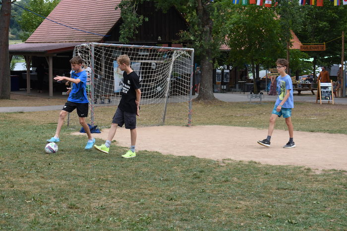 Kinder spielen bei ihrer Ferienbetreuung Brandenburg Fußball