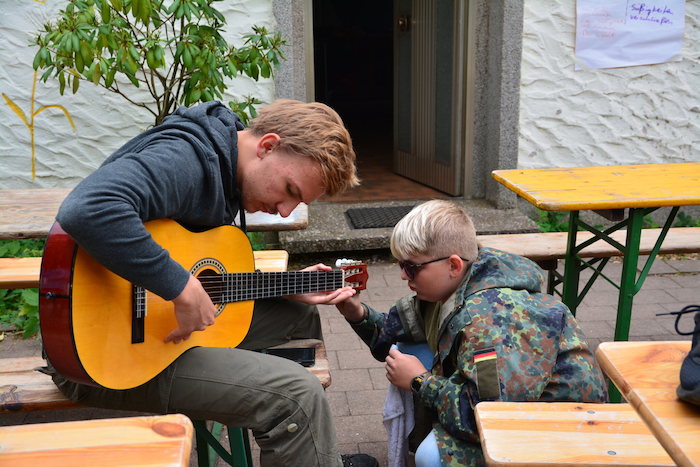 Junge spielt Gitarre in der Kinderfreizeit Nürnberg