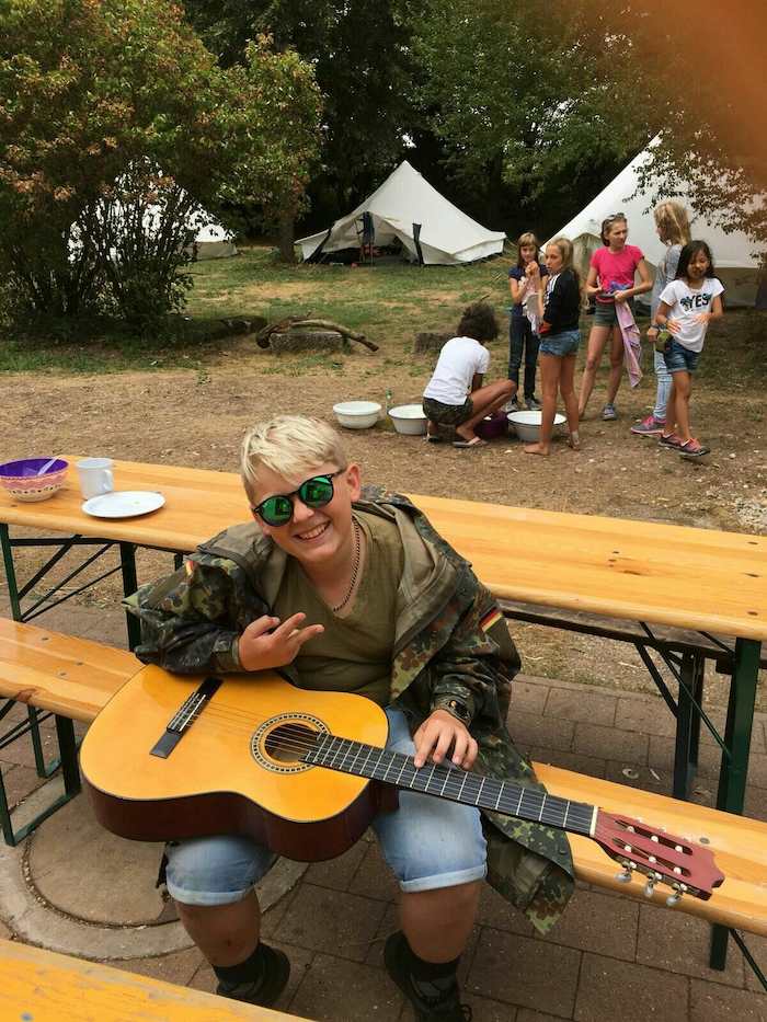 Junge mit Gitarre in der Kinderfreizeit Nürnberg