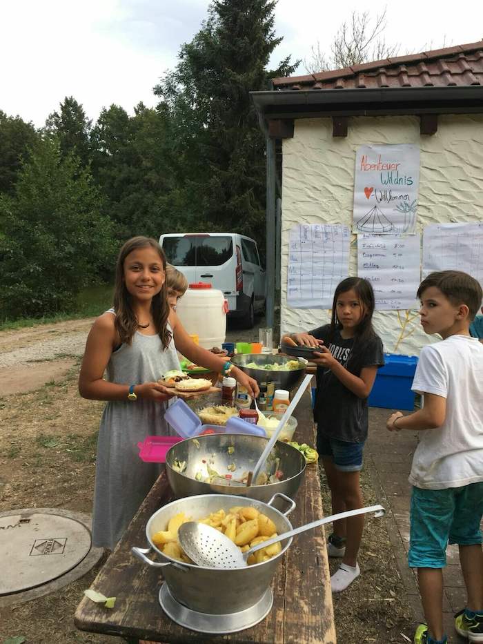 Kinder am Buffet in der Kinderfreizeit Nürnberg