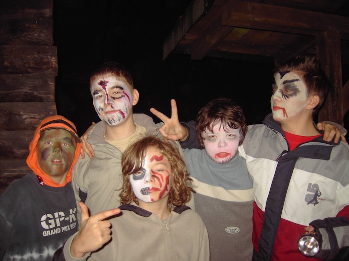 Eine Gruppe von Kindern hat ihre Herbstfreizeit genutzt und hat sich passend zu Halloween schaurig verkleidet