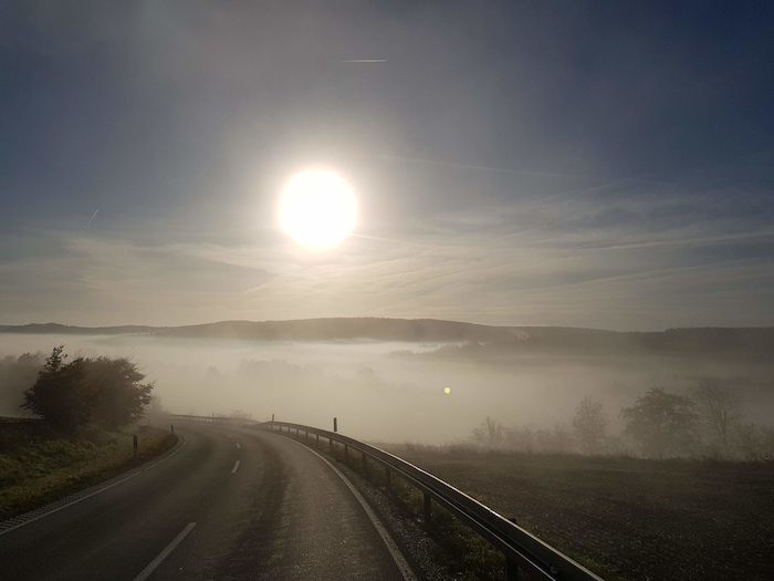 Im Halloweencamp ist die Landschaft mit dem Nebel bedeckt