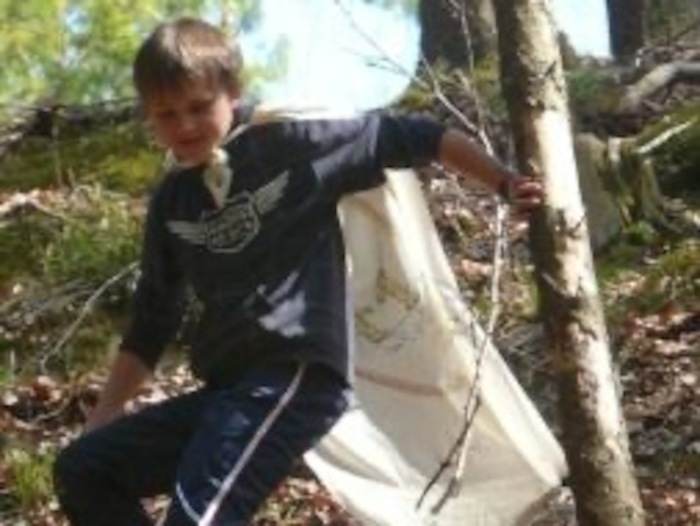 Kinder eines Kinderurlaubs auf dem Bauernhof Deutschland bauen Hütten