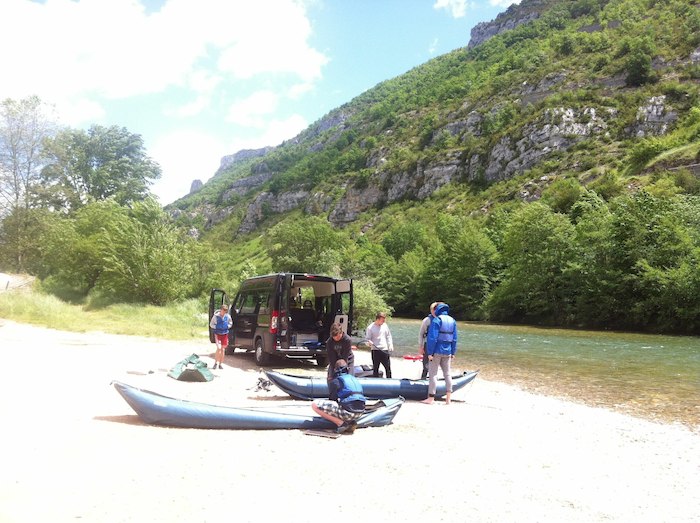 Kanus am Ufer auf der Kanutour Frankreich