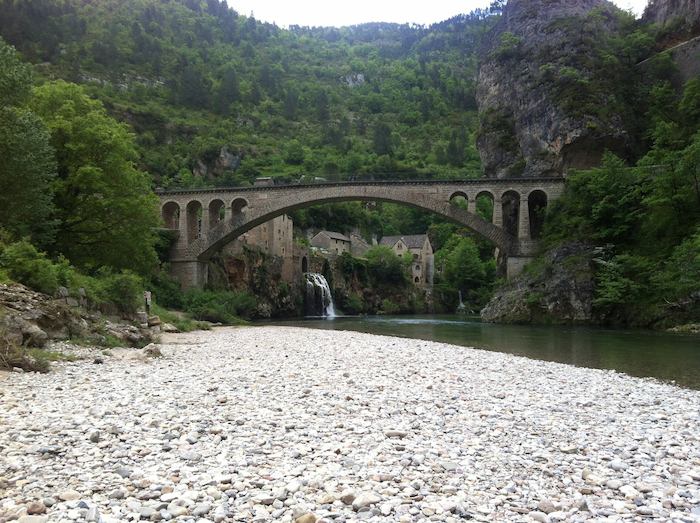 Brücke über den See auf der Kanutour Frankreich