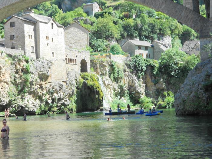 Häuser an der Flussschlucht auf der Kanutour Frankreich