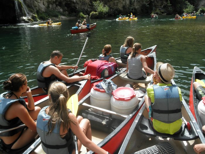 Gruppe hält ihre Boote zusammen auf der Kanutour Frankreich