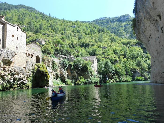 Die Teilnehmer im Kanucamp auf der Loire in Frankreich
