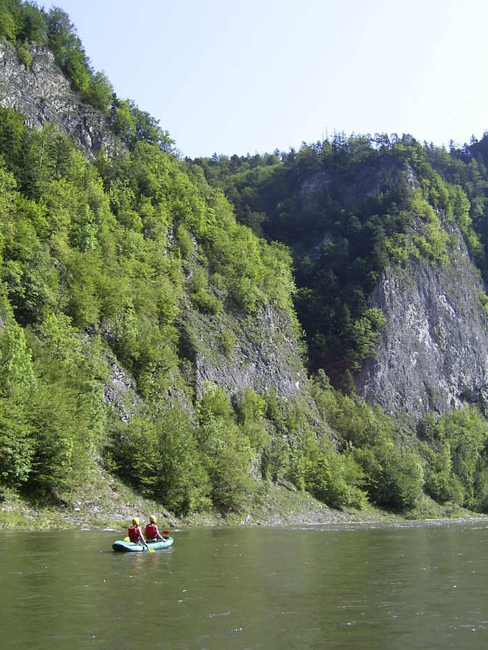 Begrünte Schlucht und Kanu auf der Kanutour Frankreich