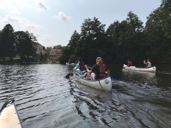 Kanugruppe auf dem Wasser auf der Kanutour Frankreich