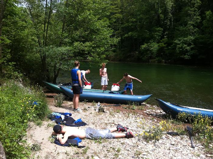 Gruppe bereitet sich auf die Kanutour vor auf der Kanutour Frankreich