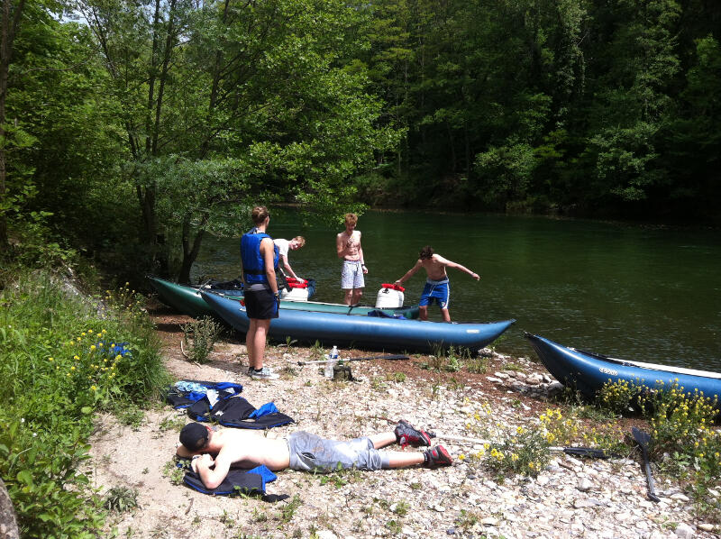 Gruppe relaxt am Fluss auf der Kanutour Bayern