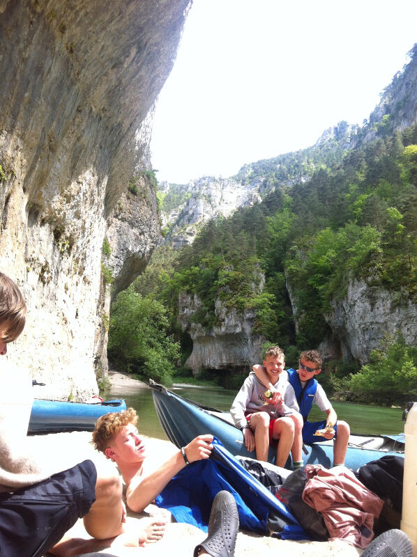 Jungs sonnen sich am Wasser auf der Kanutour Bayern