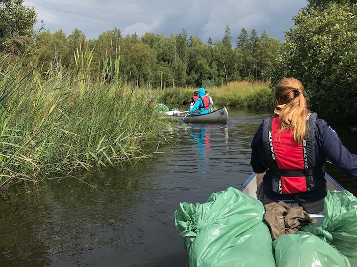 Kinder eines Abenteuer Forschercamps fahren Boot