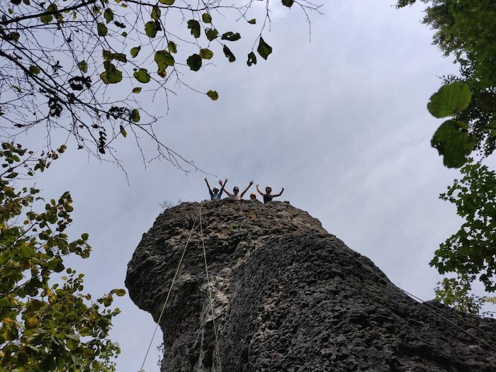 Gruppe jubelt vom Berg im Klettercamp Bayern