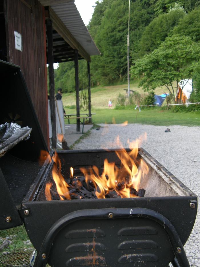 Grillfeuer im Klettercamp Bayern