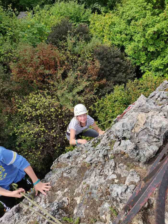 Mädchen klettert im Klettercamp Bayern