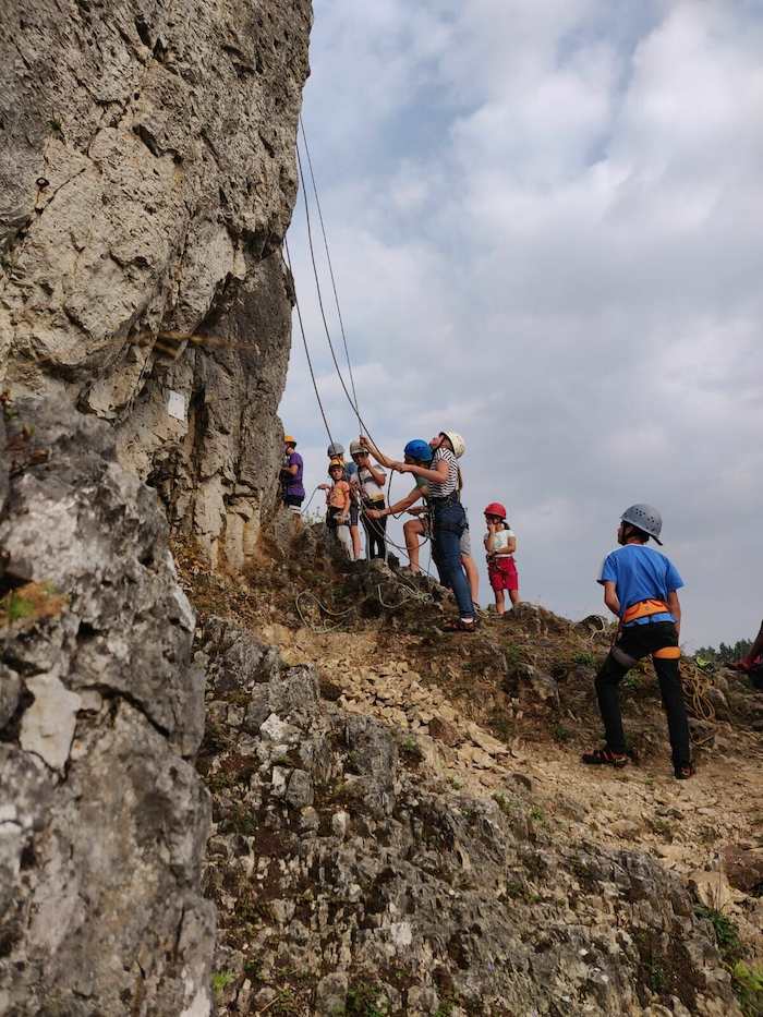 Gruppe prüft die Sicherungsleinen im Klettercamp Bayern