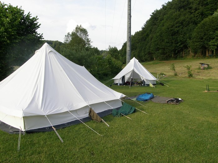 Weiße Zelte im Klettercamp Bayern