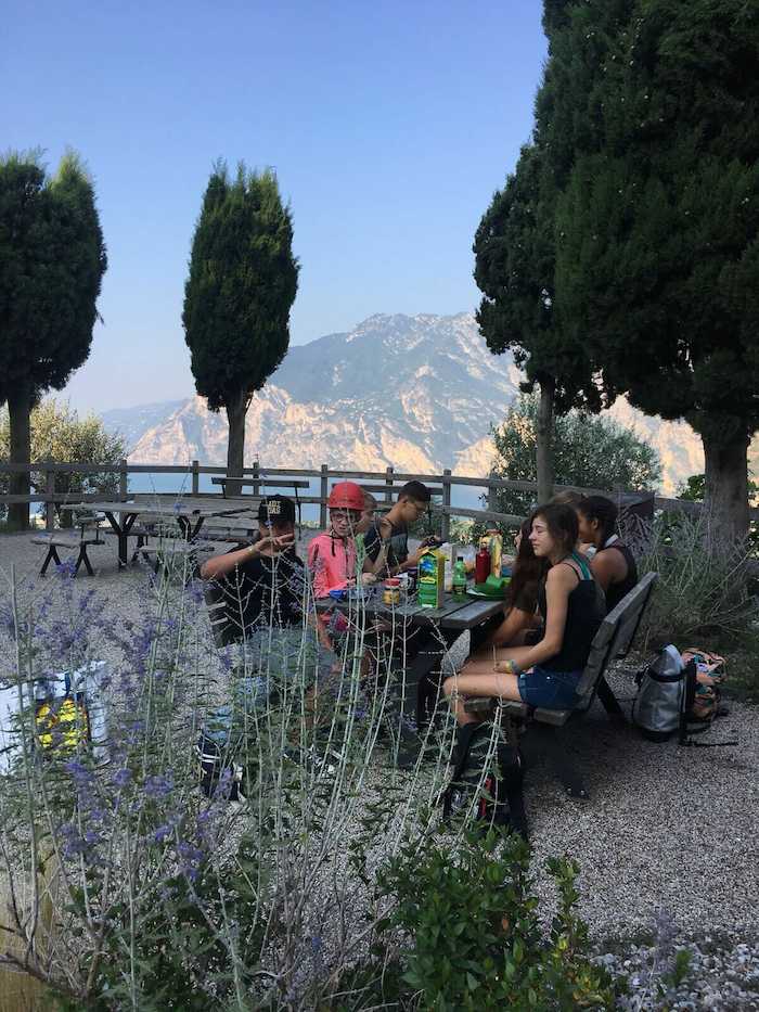 Kinder eines Ferienlagers Italien machen zusammen Pause