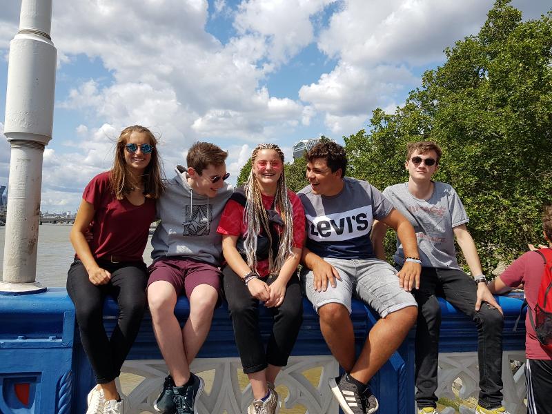 Teilnehmer der Jugendreise Amsterdam lachen