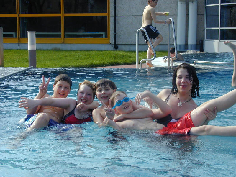 Kinder im Ferienangebot Berlin sind im Freibad