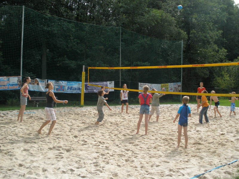 Kinder im Ferienangebot Bayern spielen Volleyball