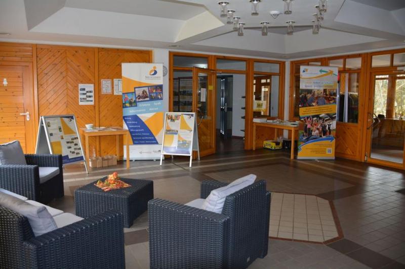 Kinder eines Herbstcamps haben eine Lobby