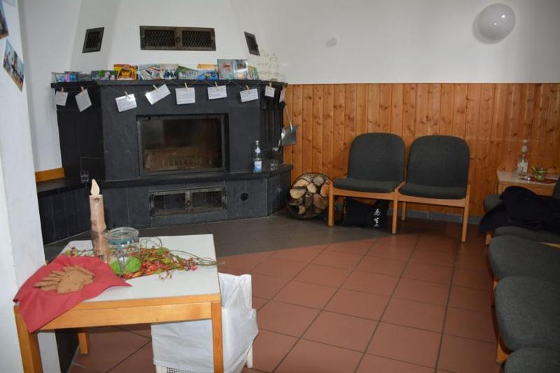 Kinder eines Herbstcamps haben einen Kamin