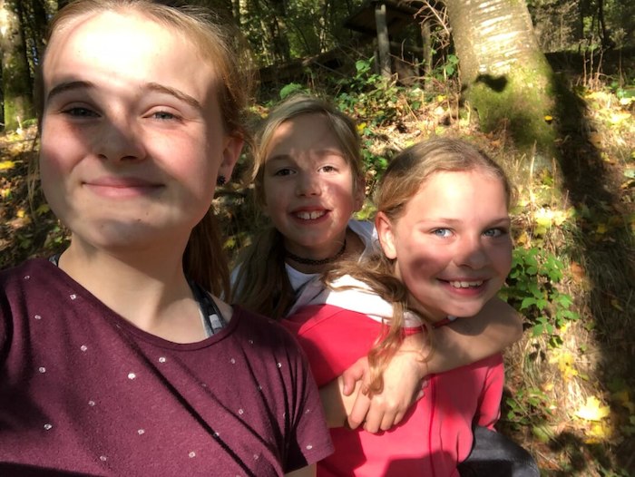 Drei Mädchen im Herbstwald auf der Ferienfreizeit in Belgien