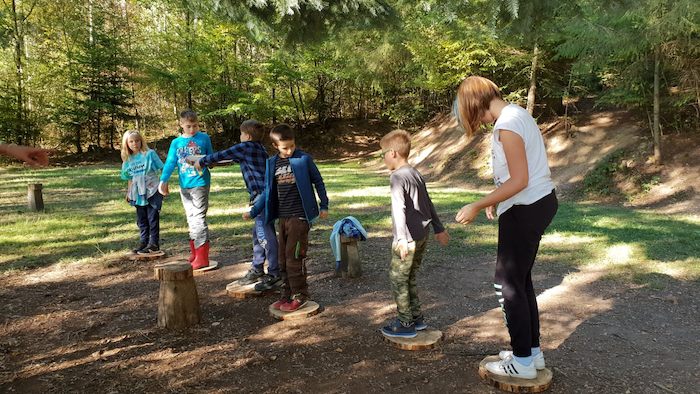 Kinder beim Spiel im Wald auf der Ferienfreizeit in Belgien