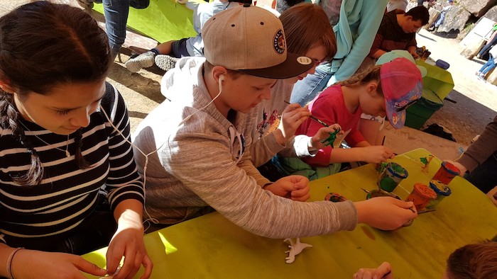 Kinder beim Basteln auf der Ferienfreizeit in Rheinland-Pfalz