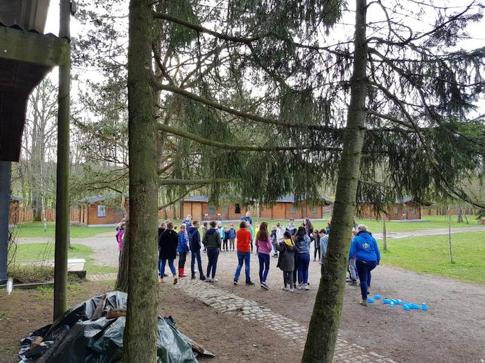Kinder vor Bungalows auf der Ferienfreizeit in Rheinland-Pfalz