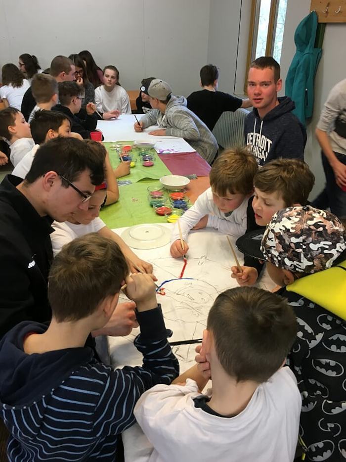 Kinder beim Malen auf der Ferienfreizeit in Rheinland-Pfalz