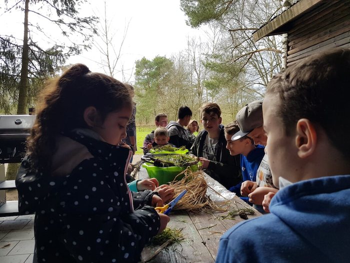 Mädchen bastelt auf der Ferienfreizeit in Rheinland-Pfalz