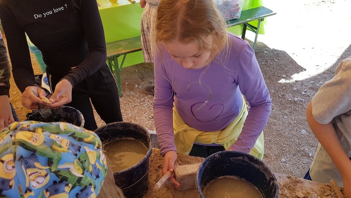 Mädchen mit Stein auf der Ferienfreizeit in Rheinland-Pfalz